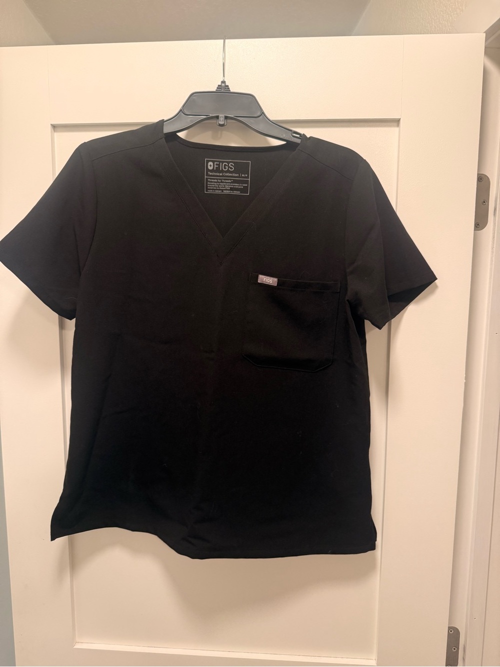 Figs women’s Black V-Neck Scrub Top with Chest Pocket - Medium